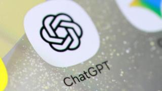 Logo de ChatGPT en la pantalla de un teléfono móvil.