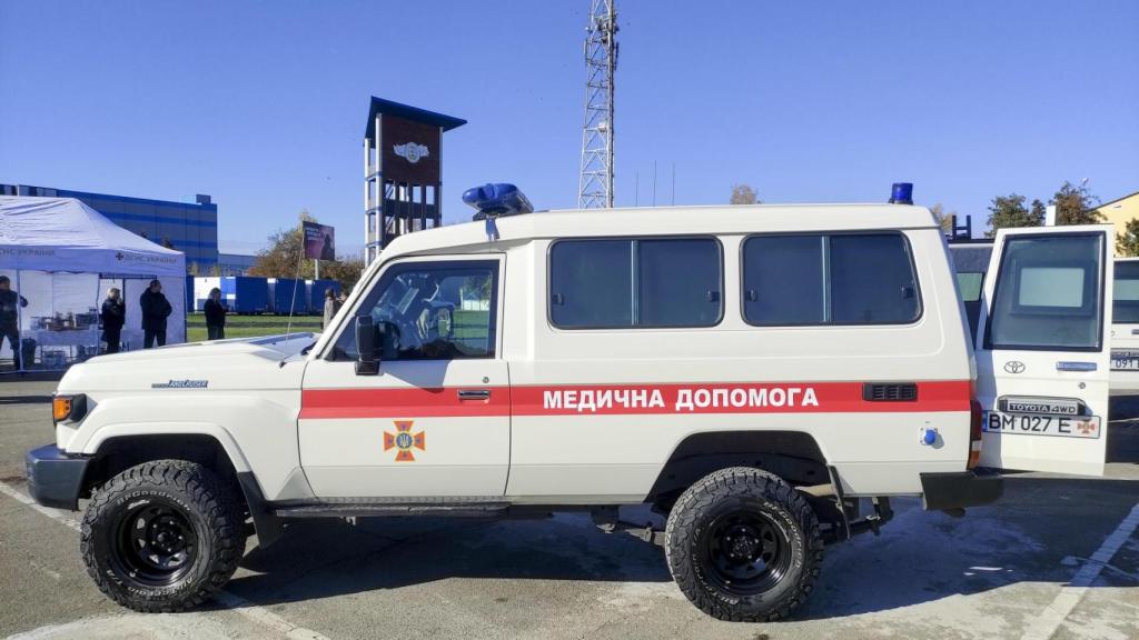 Uno de los vehículos blindados medicalizados que darán atención inmediata al personal especializado que resulte herido en misiones de neutralización de explosivos o rescate en zonas peligrosas cerca del frente en Ucrania.