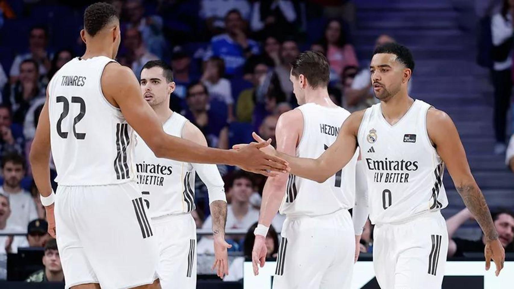 Lyles y Tavares, durante un partido del Real Madrid de baloncesto