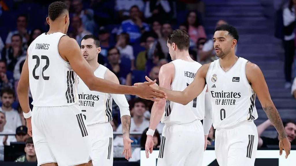 Lyles y Tavares, durante un partido del Real Madrid de baloncesto