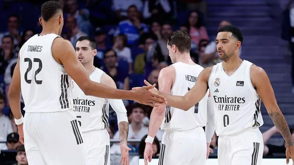 Lyles y Tavares, durante un partido del Real Madrid de baloncesto