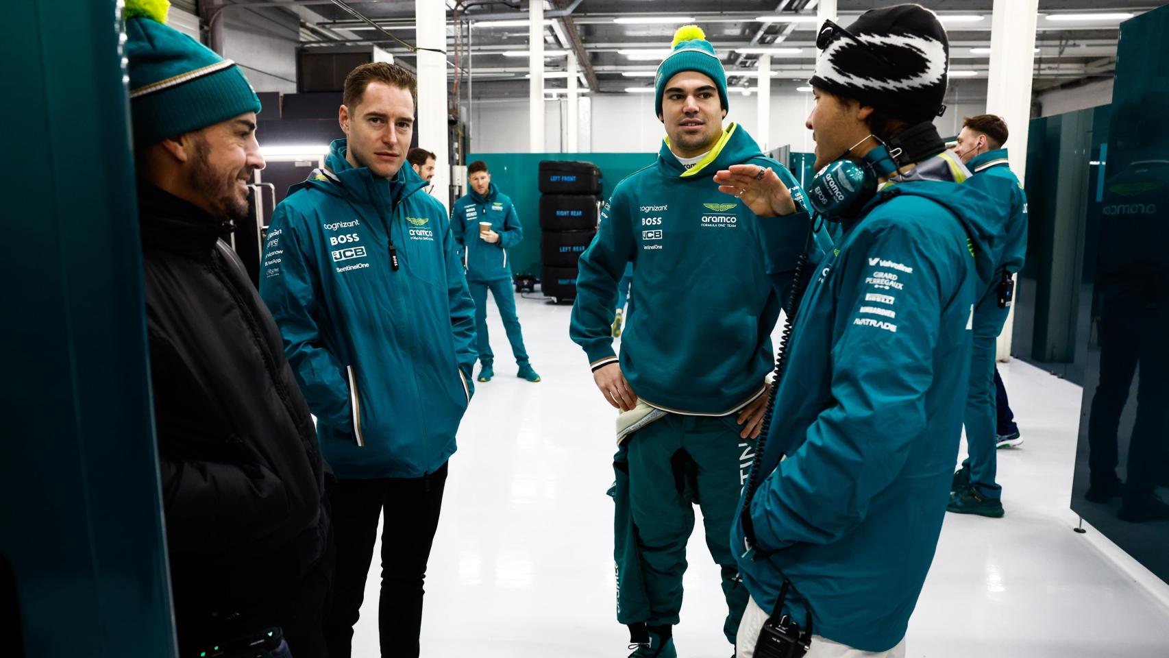 Fernando Alonso, Felipe Drugovich, Lance Stroll y Stoffel Vandoorne, en un test de Aston Martin en 2024