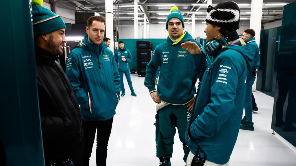 Fernando Alonso, Felipe Drugovich, Lance Stroll y Stoffel Vandoorne, en un test de Aston Martin en 2024