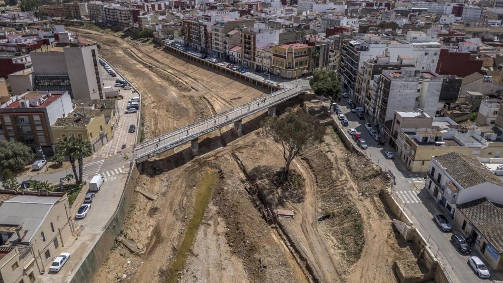 Vista general del barranco del Poyo a su paso por Paiporta, en una imagen de archivo cuando se cumplieron 6 meses de la dana. Efe / Biel Aliño