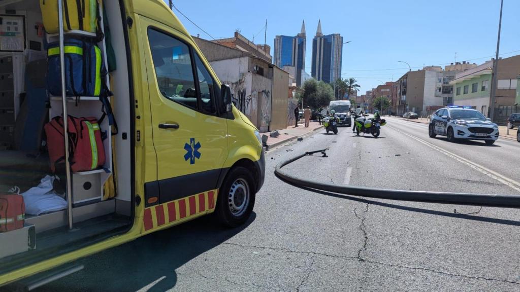 La ambulancia que se desplazó a la carretera de Alicante, el miércoles 10 de septiembre, tras producirse el atropello mortal de una madre de cuatro hijos.