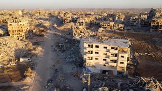 Una vista de dron muestra la destrucción en un barrio residencial, en Ciudad de Gaza .