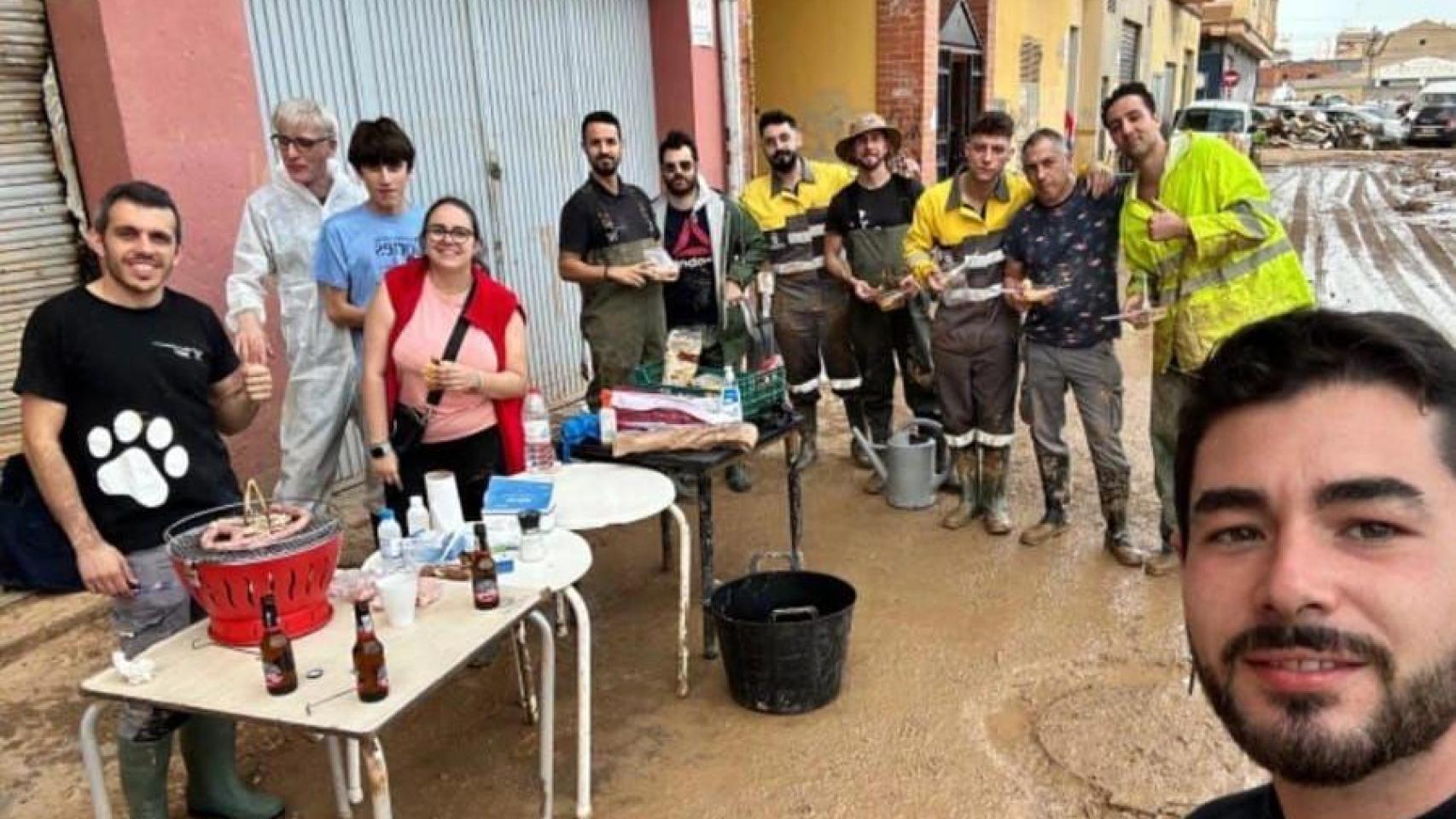 María Jiménez junto a voluntarios en la dana en Alfafar