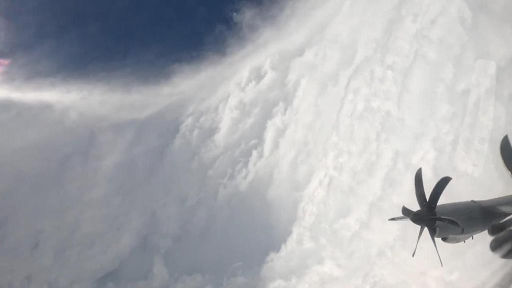 Captura del vídeo del escuadrón con el ojo del huracán de fondo.
