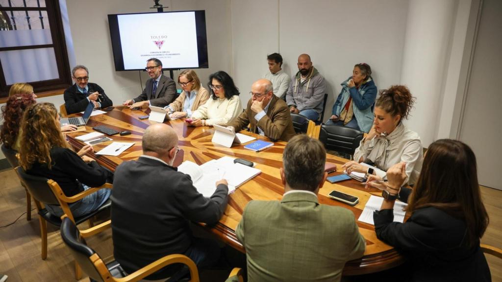 Comisión de Planeamiento celebrada en el Ayuntamiento de Toledo presidida por Florentino Delgado.