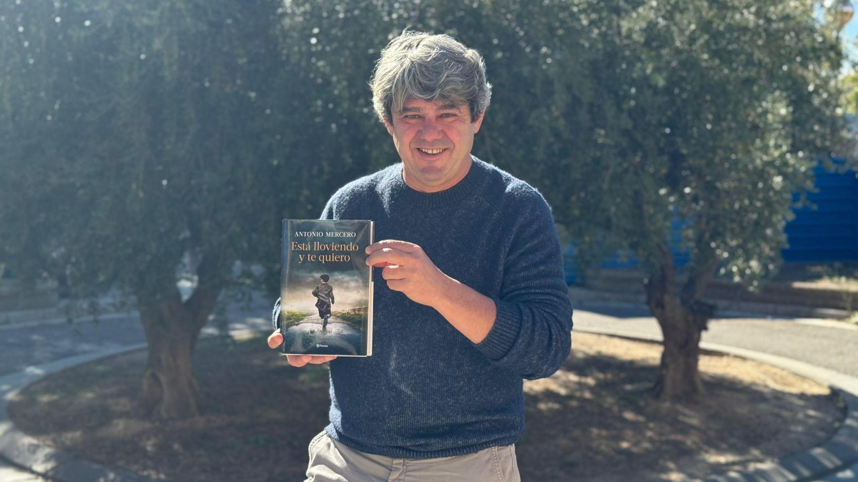 Antonio Mercero, con su novela 'Está lloviendo y te quiero', en Zaragoza.