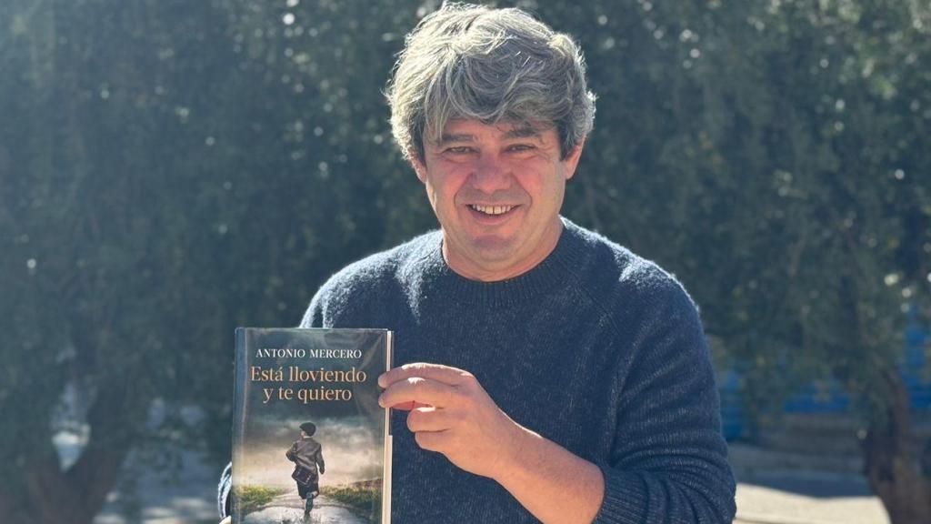 Antonio Mercero, con su novela 'Está lloviendo y te quiero', en Zaragoza.