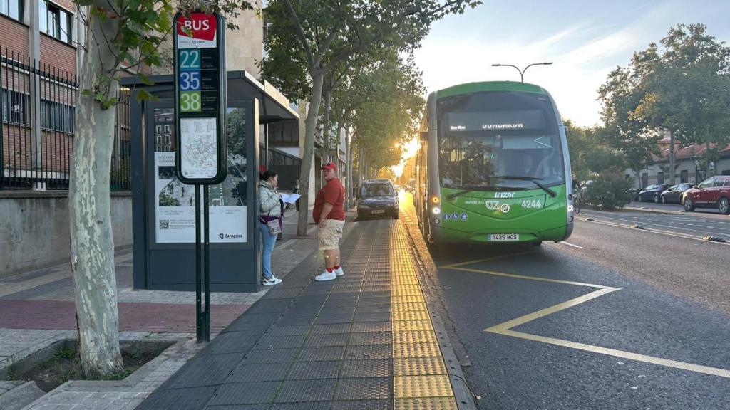 Una parada de autobús en Zaragoza.