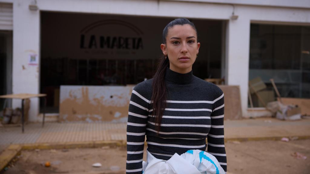 Mar Pastor, frente a la fachada de la cafetería La Mareta, afectada por las inundaciones.