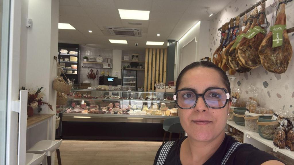 Vanesa Aranda muestra en un 'selfie' cómo ha quedado el local un año después.