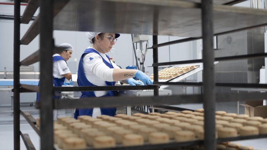 Trabajadoras haciendo los sabrosos polvorones.