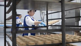 Trabajadoras haciendo los sabrosos polvorones.