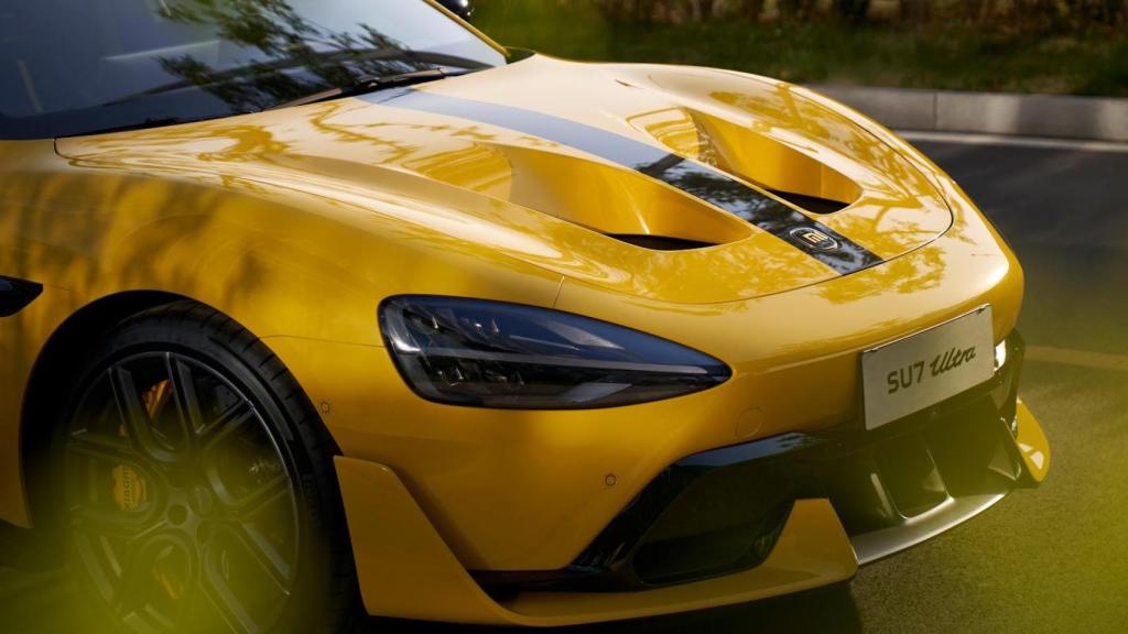 Este coche combina diseño aerodinámico, alto rendimiento y una integración total con el ecosistema digital de la marca.