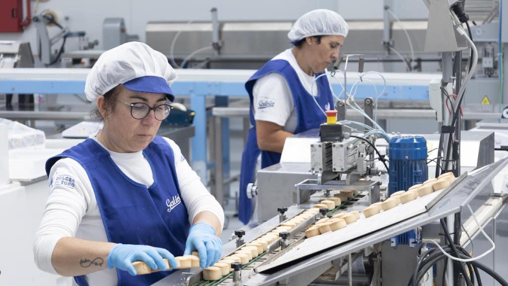 Trabajadoras elaborando las delicias de la marca.