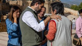 Paco Núñez junto a las víctimas.