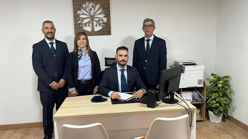 Sergio junto a su familia, el corazón de la empresa funeraria