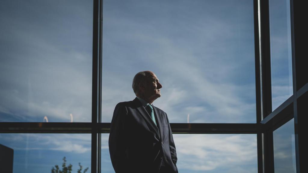 El juez posa tras su entrevista con este periódico.