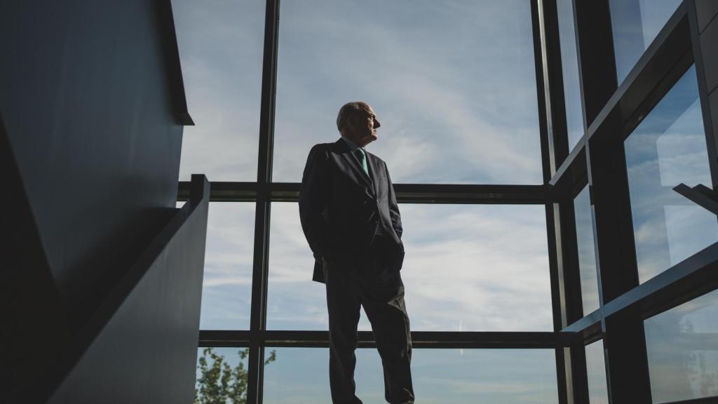 García-Castellón posa en la sede de Planeta, grupo al que pertenece Ediciones Deusto.