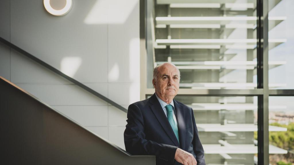 El juez posa minutos antes de ser entrevistado.