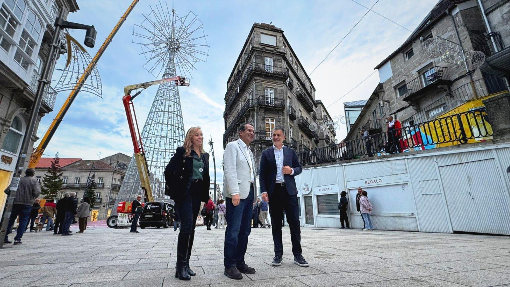 Instalación de la estrella que corona el árbol de Navidad de Vigo