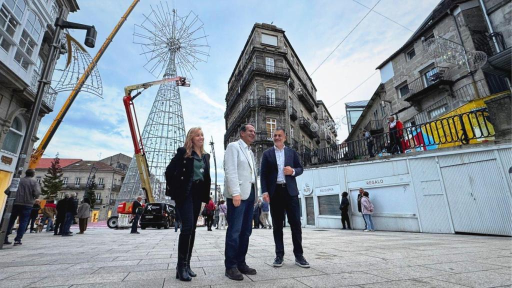 Instalación de la estrella que corona el árbol de Navidad de Vigo