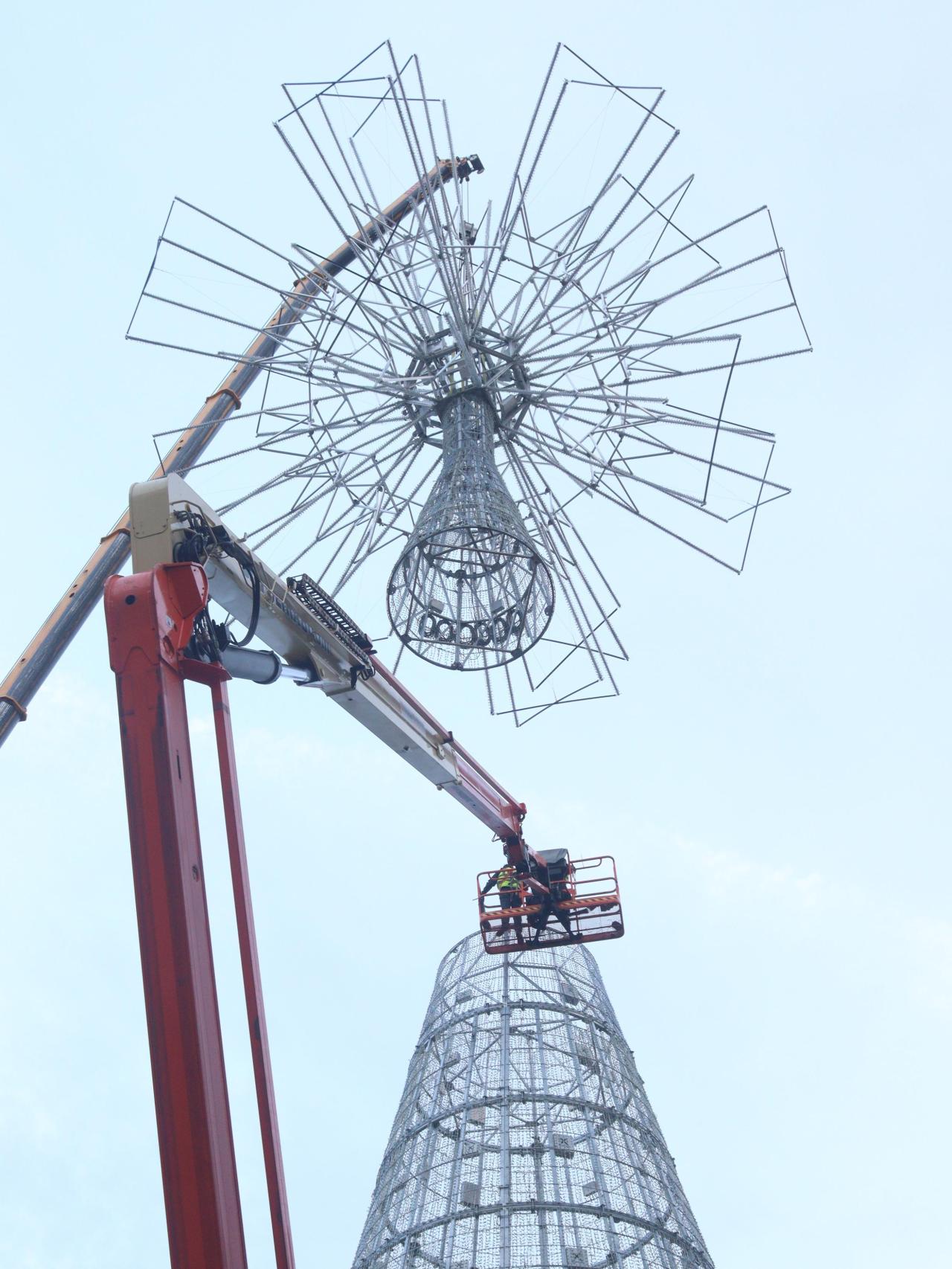 Instalación de la estrella del árbol de Navidad de Vigo