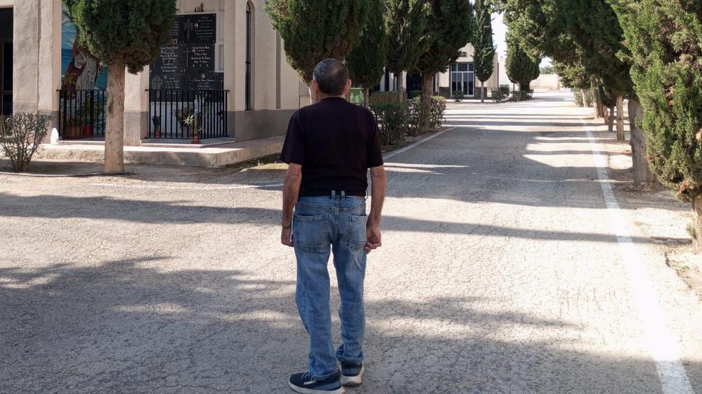 Juan llegando al panteón familiar en el cementerio de Alcantarilla.