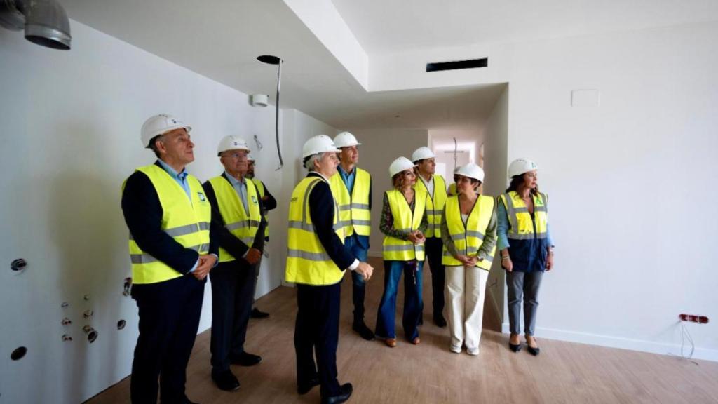 Visita de Pedro Sánchez, presidente del Gobierno, junto al alcalde de Málaga, Francisco de la Torre, y otras autoridades a una de las promociones de VPO en el sector Universidad.