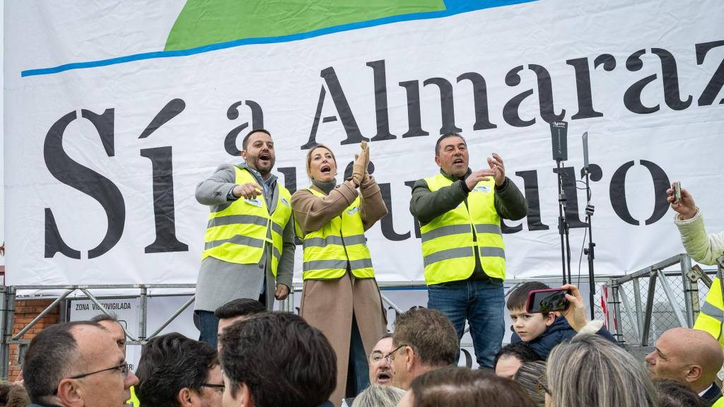 La presidenta de Extremadura, María Guardiola, participa en una movilización contra el cierre de la central de Almaraz.
