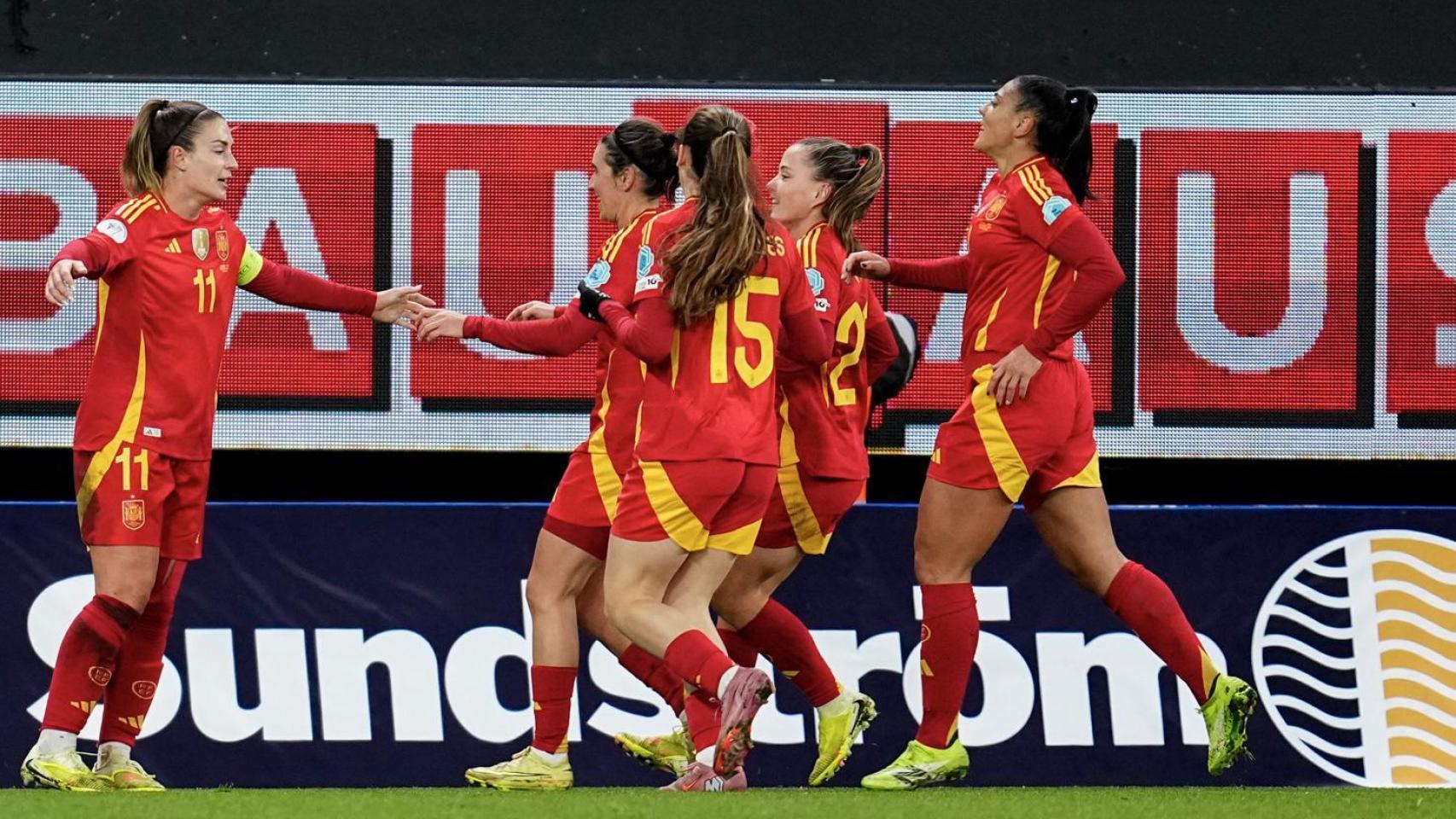 Las futbolistas de España celebran el gol de Putellas contra Suecia.