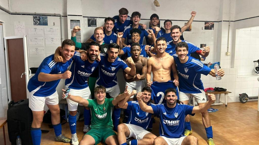 Los futbolistas del Paiporta, en su último partido antes de la dana.