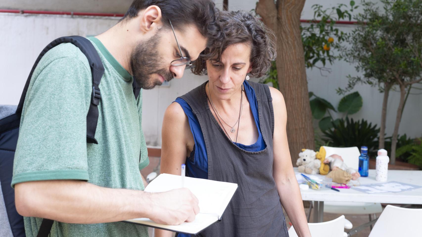 El autor alcoyano Rafa Segura con una de las víctimas de Torrent.