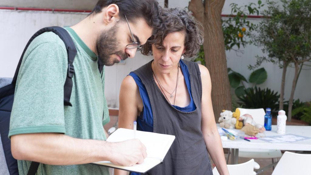 El autor alcoyano Rafa Segura con una de las víctimas de Torrent.