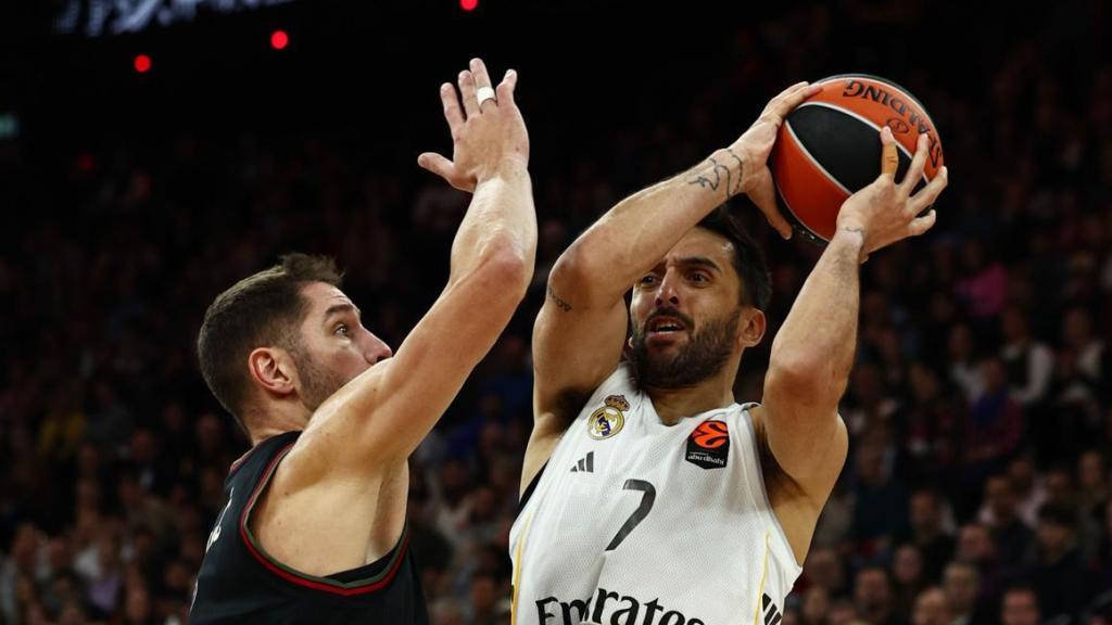 Campazzo trata de anotar contra el Bayern de Múnich.