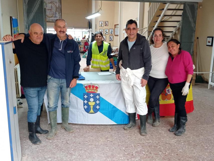 Voluntarios y socios del Centro Galego de Valencia en la sede en los días posteriores a la dana.