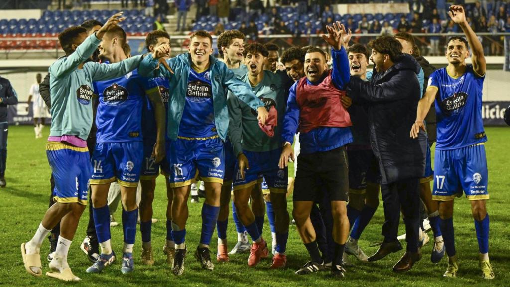 Los futbolistas del Ourense celebra su victoria contra el Oviedo.