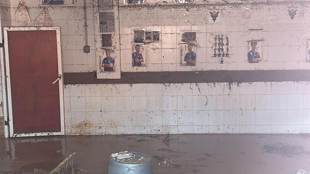 Los vestuarios de El Pateller tras el paso de la dana.