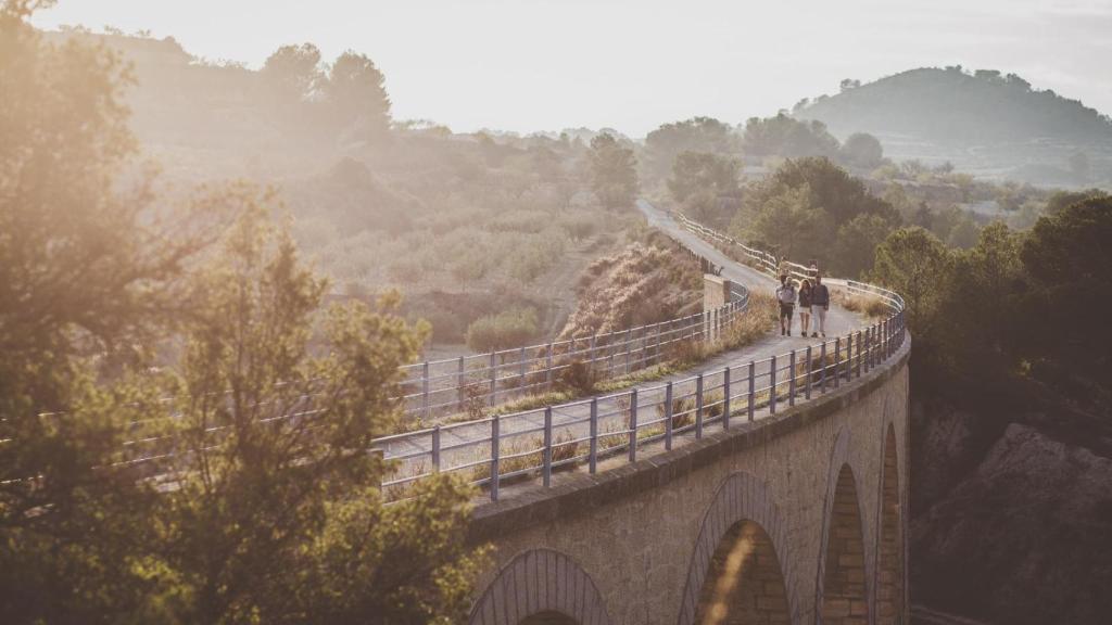 Grupo de senderistas por la Vía Verde del Noroeste.