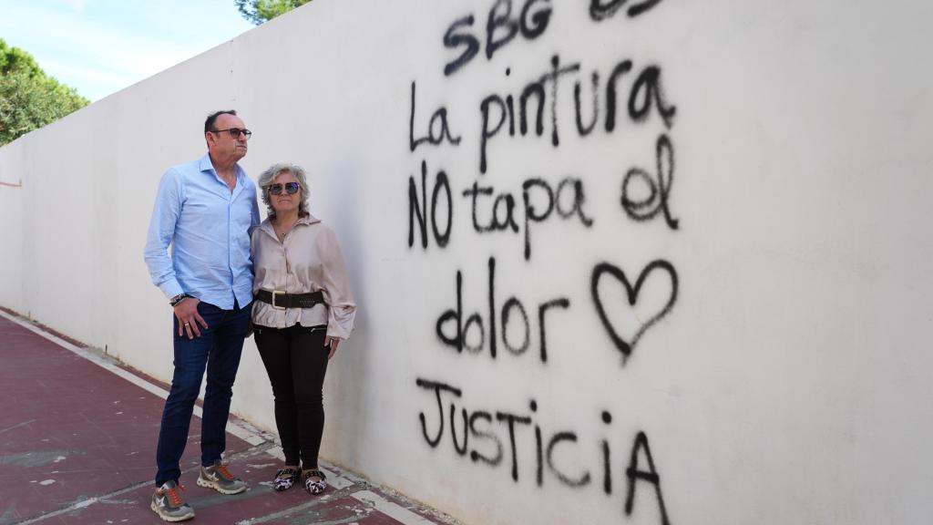 Miguel y Carmina, hijo y nuera de Rosa (92), en el exterior del recinto de viviendas donde residía su familiar.