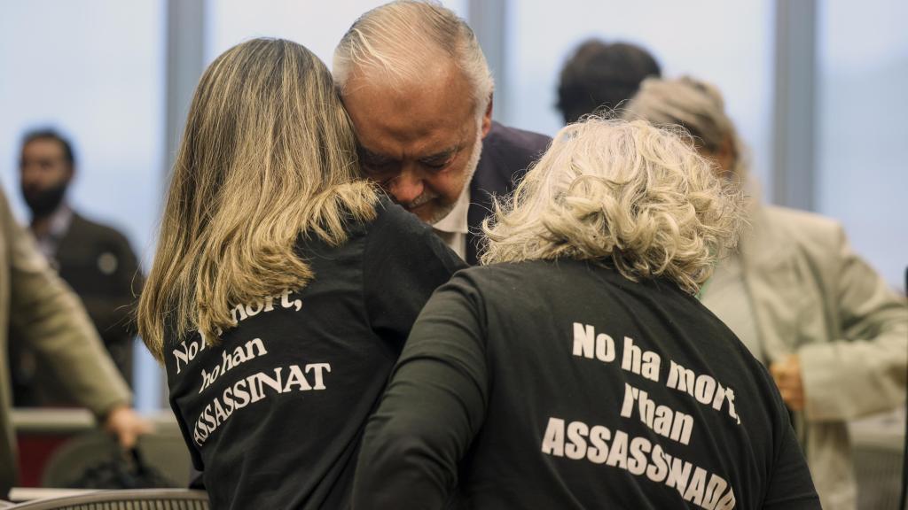 Carmina (de espalda) saluda a González Pons en la Comisión de Peticiones del Parlamento Europeo, imagen de archivo. Efe / Olatz Castrillo