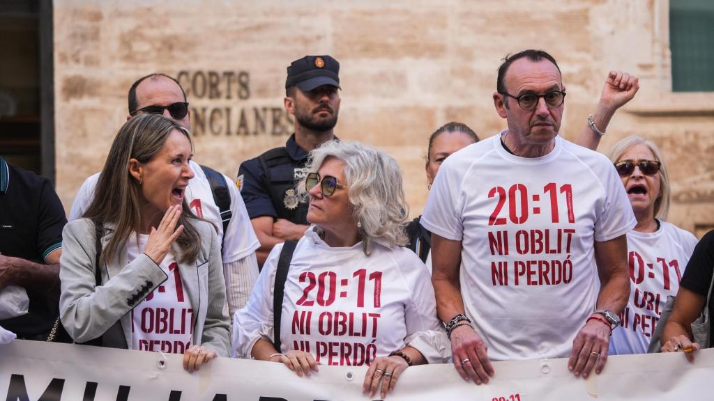 Miguel y Carmina, hijo y nuera de Rosa (92), se concentran delante de Les Corts para pedir la dimisión de Mazón, imagen de archivo. Europa Press / Jorge Gil