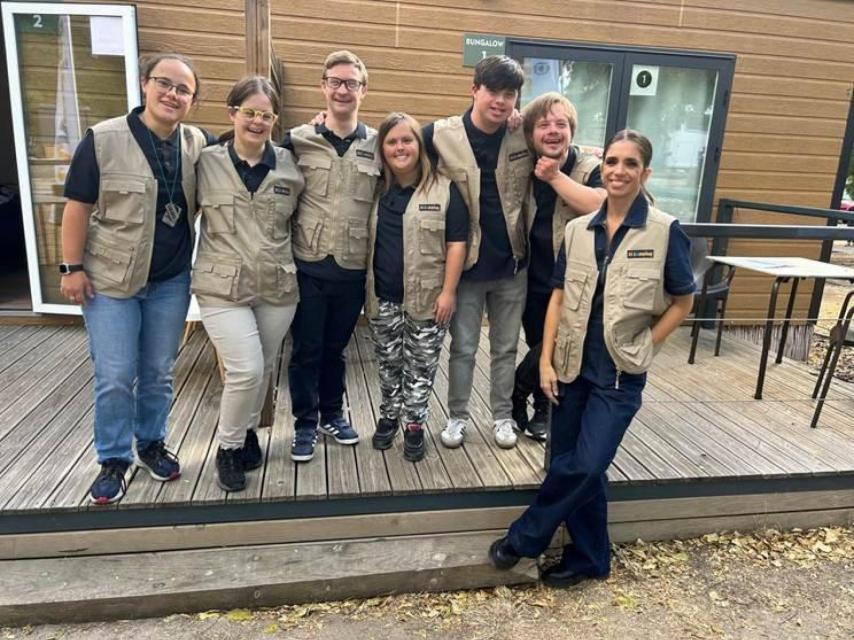 Elena Furiase con los seis protagonistas de 'El Camping', el nuevo programa de Telemadrid.