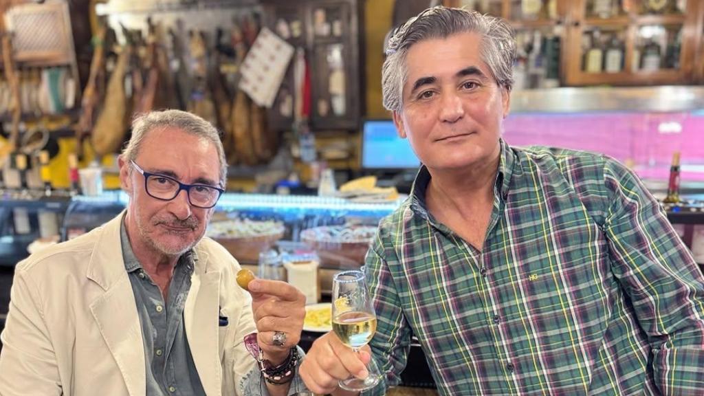 Carlos Herrera junto a José Luis Martínez en la barra de Casa Paco.