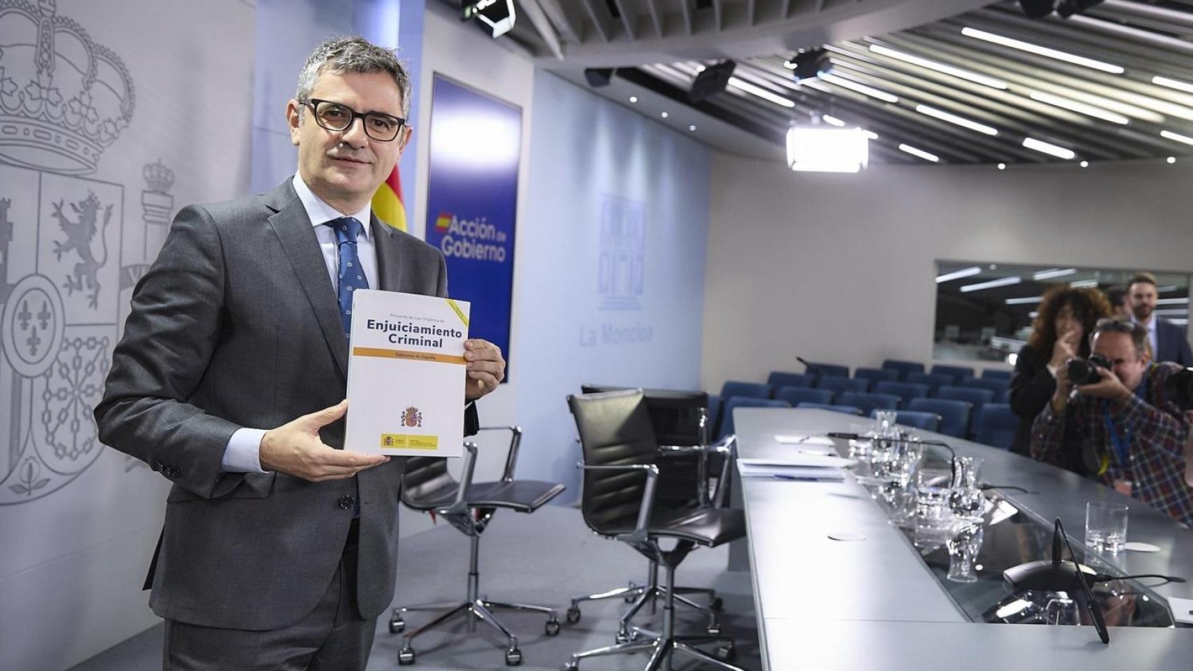 El ministro de Justicia, Félix Bolaños, posa con su proyecto en la rueda de prensa posterior a la reunión del Consejo de Ministros.