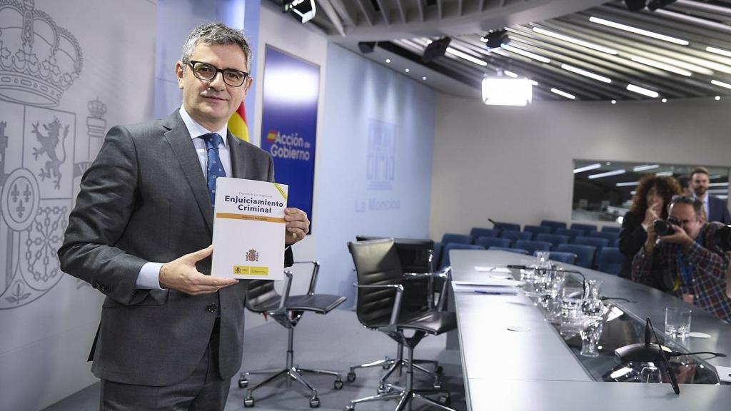 El ministro de Justicia, Félix Bolaños, posa con su proyecto en la rueda de prensa posterior a la reunión del Consejo de Ministros.