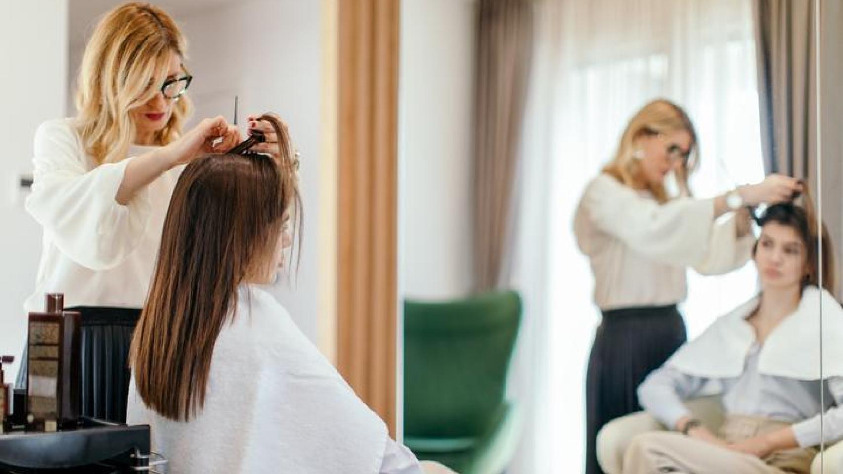 Peluquera con clienta.